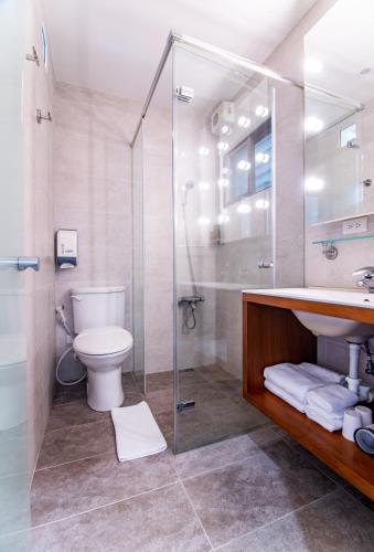un baño con ducha y WC en 逢春園Feng Chun Villa, en Datong