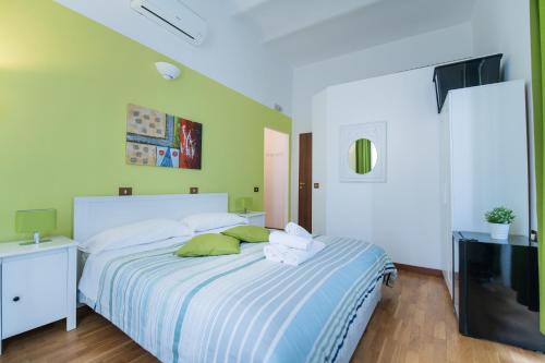 ローマにあるロカンダ サンタアンナのベッドルーム(大型ベッド1台、薄型テレビ付)