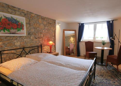 Un pat sau paturi într-o cameră la Hotel Weingewolbe