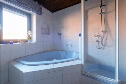 Ένα μπάνιο στο Ferienwohnung Sonnenschein