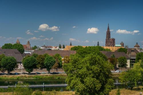 Vue générale sur Strasbourg ou vue de la ville depuis l'hôtel