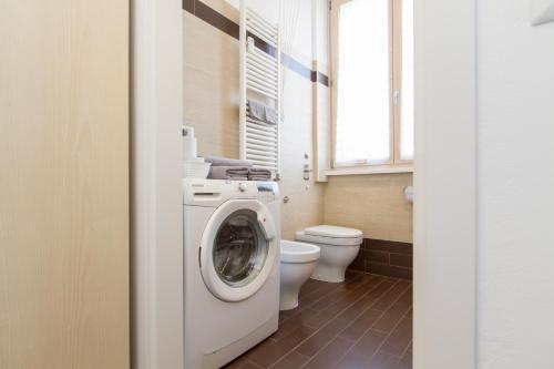 La salle de bains est pourvue d'un lave-linge et de toilettes. dans l'établissement Panoramic Plaza Apartment -Loreto 1, à Milan