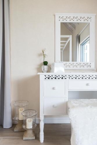  West Rock Villas -  Room  picture :   Tea/Coffee maker    Shower    Safety deposit box                           