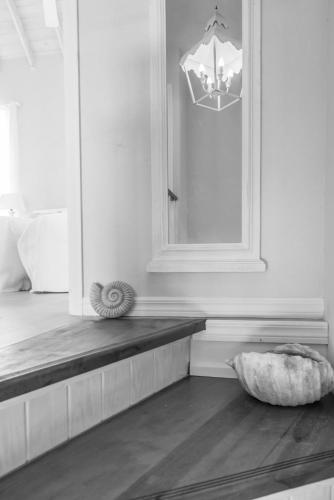  West Rock Villas -  Room  picture :   Tea/Coffee maker    Shower    Safety deposit box                           