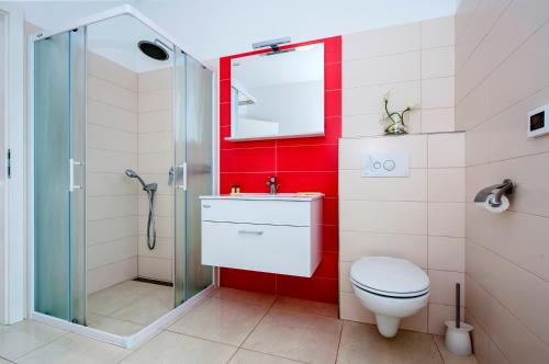 Un baño de Apartments and Rooms Camaiore