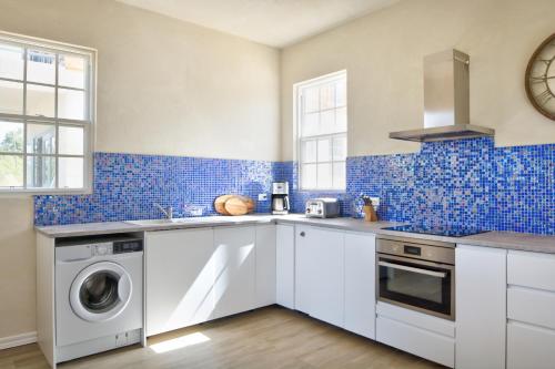  West Rock Villas -  Room  picture :   Tea/Coffee maker    Shower    Safety deposit box                           