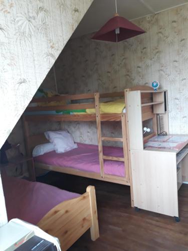 Ce lit superposé se trouve dans un dortoir doté de 2 lits superposés. dans l'établissement L'Ancienne Forgerie de Sainte mère Eglise, à Sainte-Mère-Église