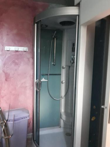 La salle de bains est pourvue d'une douche vitrée. dans l'établissement L'Ancienne Forgerie de Sainte mère Eglise, à Sainte-Mère-Église