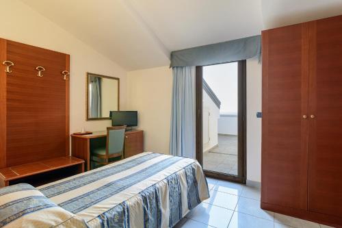 Ένα ή περισσότερα κρεβάτια σε δωμάτιο στο Hotel Serenella