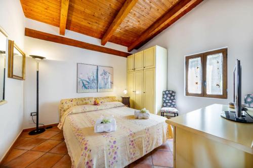 a bedroom with a bed and a desk in a room at Casa Vacanza Villa Aurora in Laureana Cilento