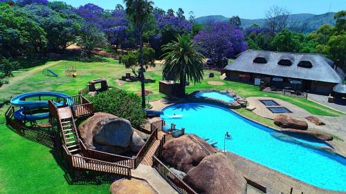 una vista aérea de una piscina en el patio trasero en Gooderson Leisure Natal Spa Self Catering and Timeshare Resort, en Paulpietersburg