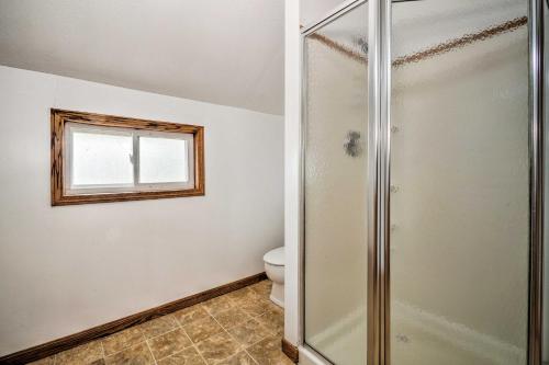La salle de bains est pourvue d'une douche et de toilettes. dans l'établissement Waterfront Lake Erie Vacation Rental on the Strip!, à Geneva-on-the-Lake