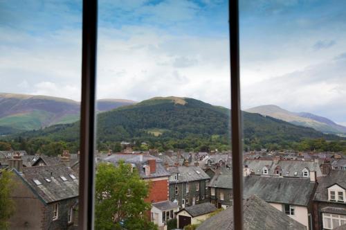 einen Blick aus dem Fenster einer Stadt mit Bergen in der Unterkunft Chaucer View in Keswick