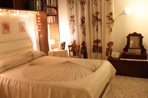 1 dormitorio con 1 cama y TV. en B&B Sotto la Luna, en Agugliano