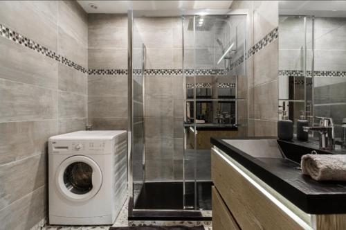 La salle de bains est pourvue d'un lave-linge et d'une douche. dans l'établissement Atypique Ramblas avec sa Chambre, à Toulouse
