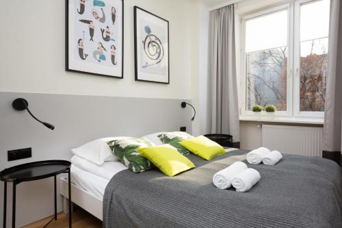 ein Schlafzimmer mit einem Bett mit Handtüchern darauf in der Unterkunft Family City Center Apartments by Renters in Warschau