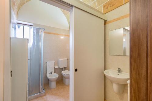 コペルティーノにあるLa Nicchia Di Luana by BarbarHouseのバスルーム(トイレ、洗面台付)
