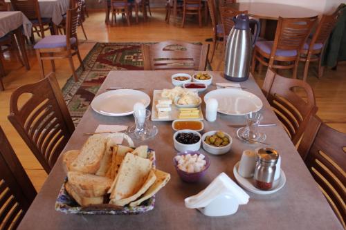 een tafel met broodjes en ander voedsel erop bij Lake Cildir Lodge in Çıldır