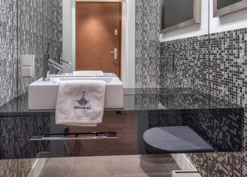 La salle de bains est pourvue d'un lavabo et de toilettes. dans l'établissement Imperial Apartments Aquarius V, à Sopot