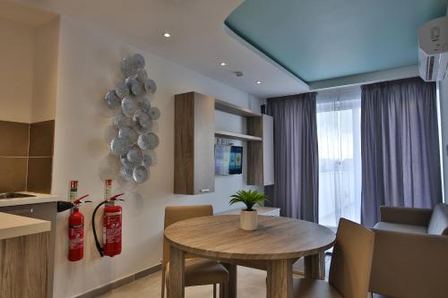 uma cozinha e sala de jantar com uma mesa num quarto em Lokali Rooms em Il-Gżira