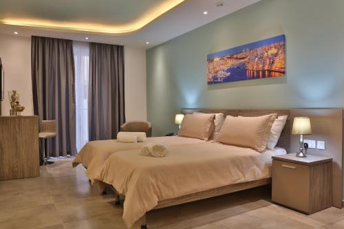 um quarto com uma cama grande num quarto em Lokali Rooms em Il-Gżira