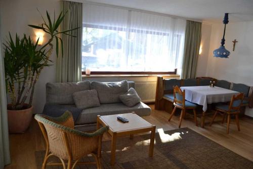 ein Wohnzimmer mit einem Sofa und einem Tisch in der Unterkunft Haus Pfauth in Tannheim