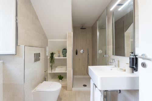 łazienka z białą umywalką i toaletą w obiekcie Duques Villa Luxury Guesthouse w Lizbonie