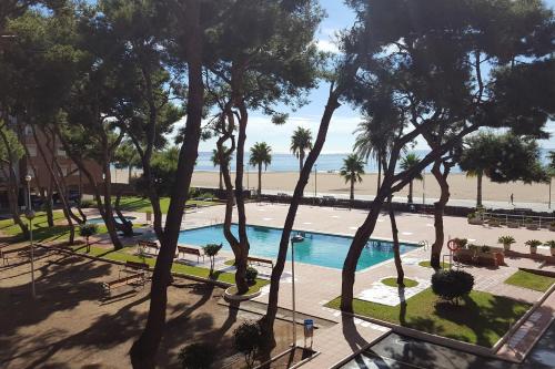 AT125 Els Pins, comunidad con piscina en 1ra línea de la playa