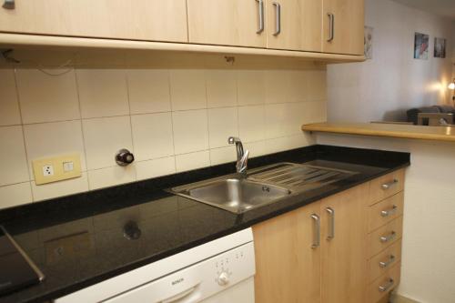Dapur atau dapur kecil di AT125 Els Pins, comunidad con piscina en 1ra línea de la playa