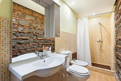een badkamer met een wastafel, een toilet en een douche bij Charming Sicilian Loft in Catania