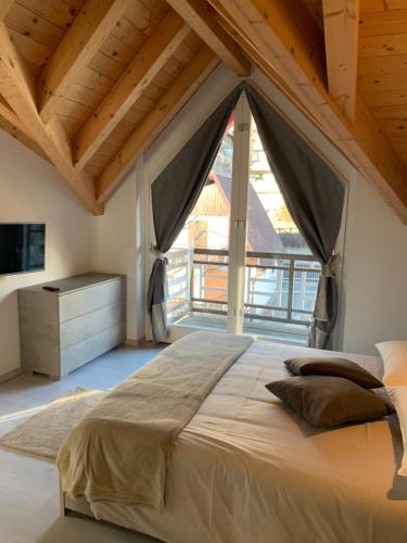 Giường trong phòng chung tại Alpin Sky