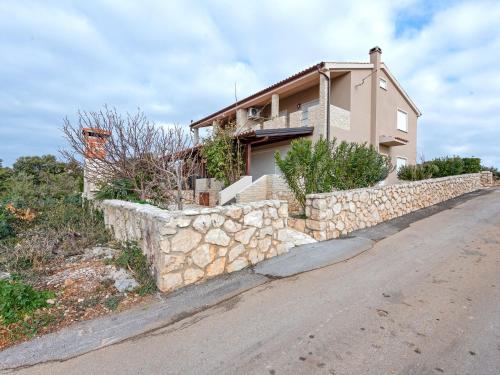 uma casa com uma parede de pedra ao lado de uma estrada em Modern Holiday Home in Mandre with Barbeque em Mandre