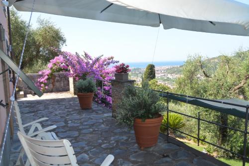 a patio with chairs and potted plants on a balcony at la gatta sul sentiero in San Salvatore