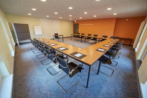 a large conference room with a long table and chairs at Berghotel Tambach in Tambach-Dietharz