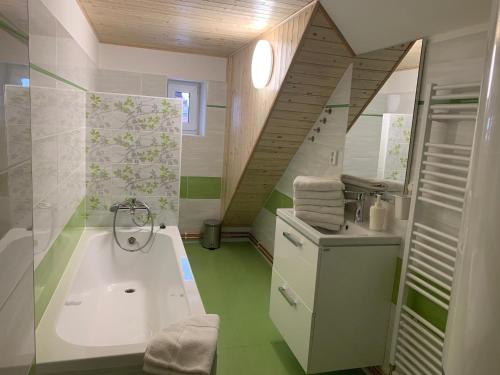 La salle de bains est pourvue d'un lavabo et d'une baignoire. dans l'établissement Apartmány Michaela, à Abertamy