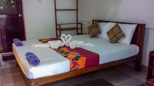 ダンブッラにあるGreen Village Homestayのベッド2台が備わる客室です。