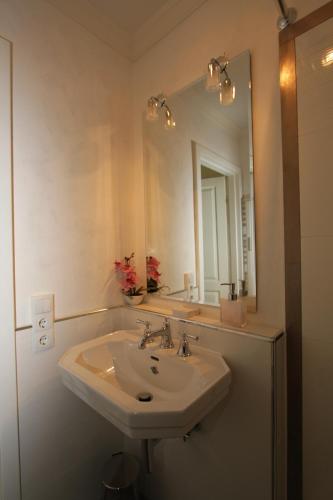 a bathroom with a sink and a mirror at Residenz Weedkroog in Timmendorfer Strand