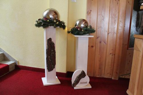 a room with two podiums with a piece of cake at Hotel Pension Siggi in Sankt Leonhard im Pitztal