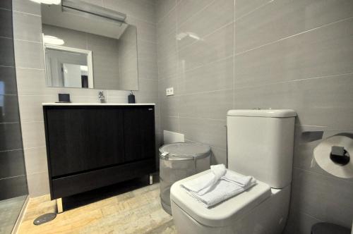 プラヤ・ブランカにあるVillalia Mariaのバスルーム(トイレ、洗面台付)