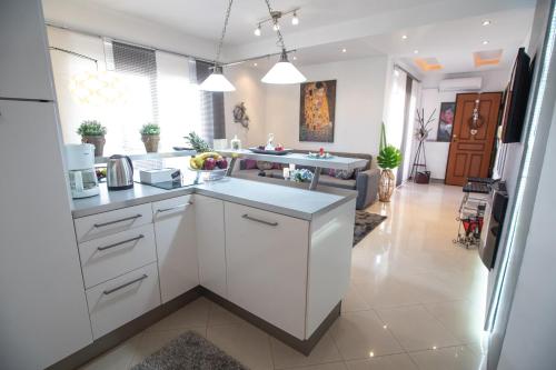 Kjøkken eller kjøkkenkrok på Luxury & Cozy Apartment