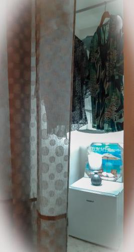 a room with a mirror and a shelf with a bowl at La casa dei 4 venti Affittacamere in Ponza