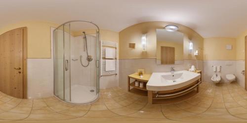 Koupelna v ubytování Hotel St. Anton