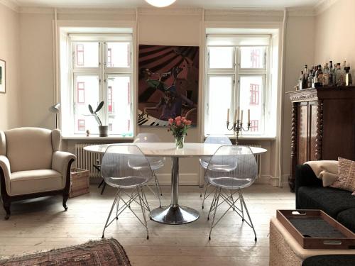sala de estar con mesa y sillas en ApartmentInCopenhagen Apartment 1436, en Copenhague