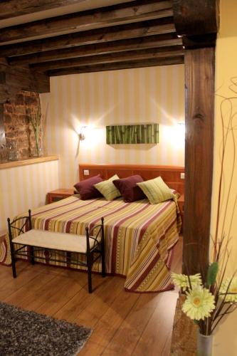 a bedroom with a bed in a room at Posada Ormas in Ormas