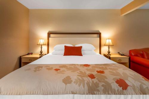 Ліжко або ліжка в номері Hawthorn Suites by Wyndham Allentown-Fogelsville