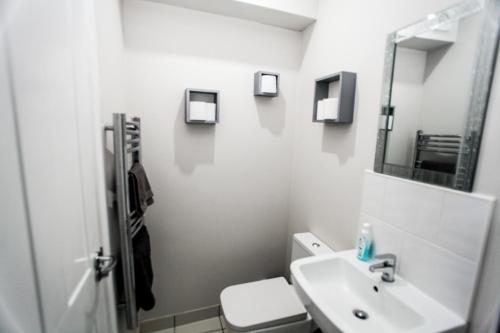 Ett badrum på No 2 New Inn Apartments NEWLY RENOVATED