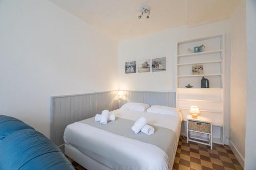 1 dormitorio con 2 camas blancas en una habitación en Appart'Hôtel Bellevue, en Bayona