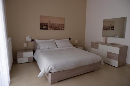 una camera con un grande letto e due comodini di Il Campanile a Turi