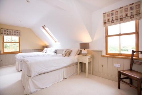 Un pat sau paturi într-o cameră la Lovely Country House On The West Coast Of Ireland!