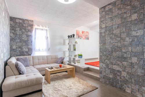 uma sala de estar com um sofá e uma mesa em Flowers Island house 2 no Funchal